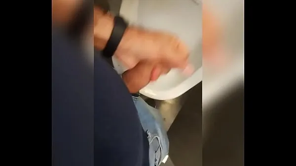 Hotte Pissing in public restrooms varme film