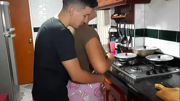Hotte My stepmother gives me a rich blowjob in the kitchen varme filmer