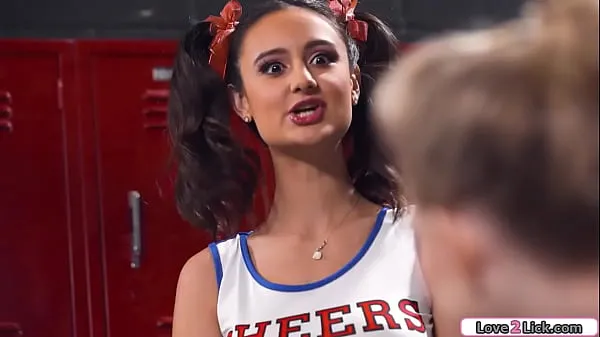Horny cheerleaders squirt in locker room Film hangat yang hangat