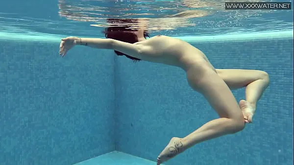 热Lady Dee cute shy Czech teen swimming温暖的电影