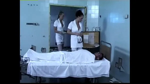 Gorące Two horny nurses play with a patient's cockciepłe filmy