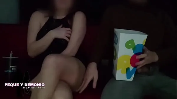 Hotte GROPED BY A STRANGER IN THE CINEMA... HE GOT MY PUSSY WET AND LET ME MASTURBATE IN PUBLIC varme filmer