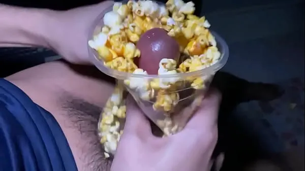 Hotte Jerk off with popcorn varme film