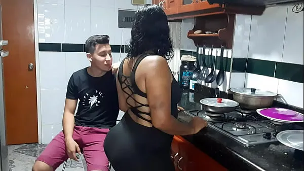Gorące My stepmother gets horny in the kitchen. what a rich pussy it hasciepłe filmy