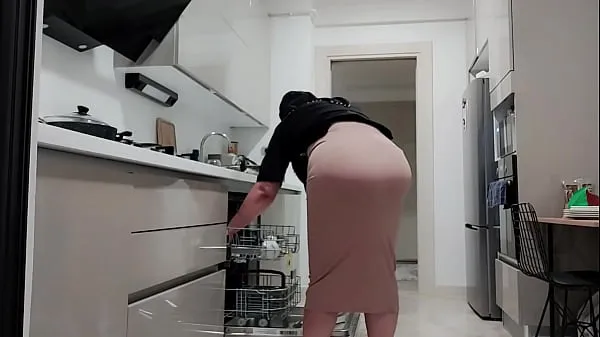 Hotte my stepmother wears a skirt for me and shows me her big butt varme film