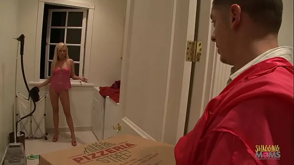 Kuumia Hot blonde girl didn't have enough money to pay for pizza so she decided to suck the delivery guy's hard cock before letting him drill her trimmed pussy hard lämpimiä elokuvia