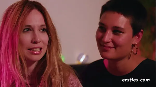 뜨거운 Ersties: New Lesbian Couple Get Lost In Each Other While Making Out 따뜻한 영화