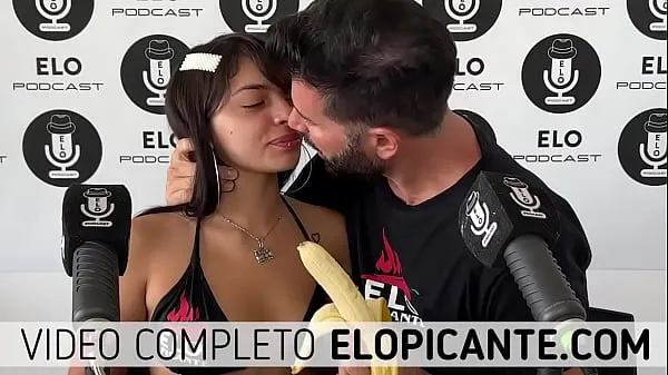 Argentinian young lady tries the banana with cream Film hangat yang hangat