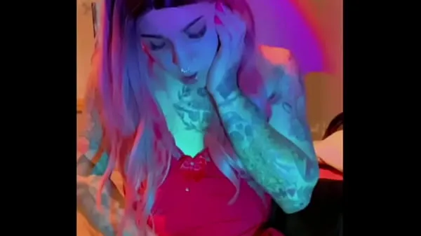 Hotte Trans girl Emma Ink gives a hot handjob wearing a red babydoll varme filmer