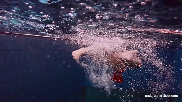 뜨거운 Adorable brunette teen swimming naked 따뜻한 영화