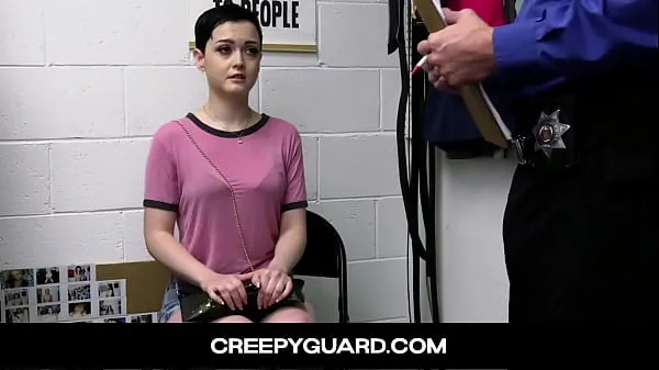 Vroči CreepyGuard-Conservative Girl Jade Valentine Shows Her Slutty Side By Stealing Dildo To Masturbate topli filmi