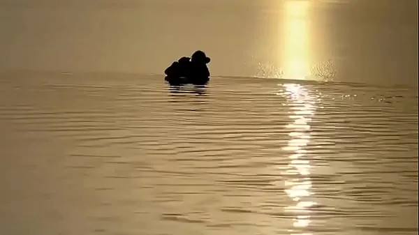 Горячие Моника Фокс плавает в море на закатетеплые фильмы