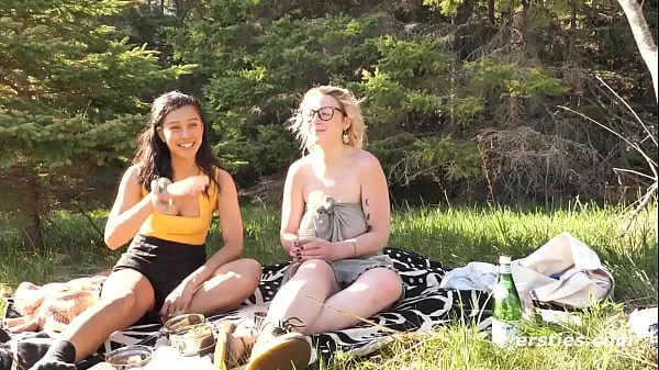 Hete Ersties: Lesbian Couple Have a Sexy Date Outdoors warme films