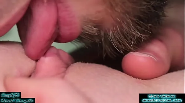 LÉCHAGE DE CHATTE. Léchage de clitoris en gros plan, doigté de chatte et véritable orgasme féminin. Orgasme gémissant fort Films chauds