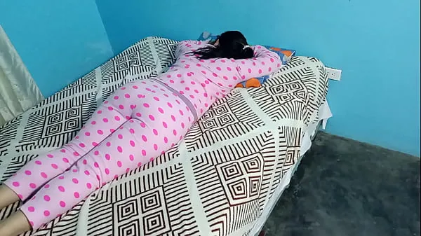 Hotte Sleepover with my stepdaughter: I take advantage of her when she's resting and luckily she didn't feel when I put my fingers in her and pulled down her underwear to put my whole cock in her varme filmer