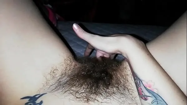 Hotte WET HAIRY PUSSY FINGERING REAL HOMEMADE CLOSEUP varme filmer