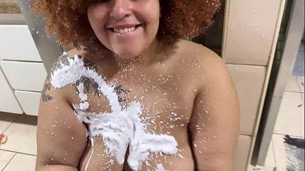 Горячие Руби Антонелли, нимфетка-толстушка, принимает ванну со взбитыми сливками на своей гигантской задницетеплые фильмы