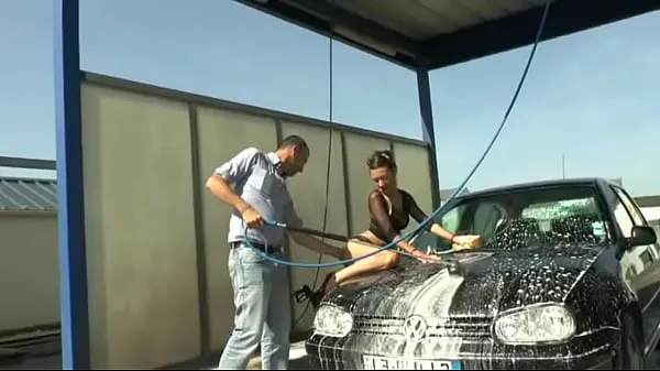 Vroči Hot brunette babe gets slippery ass fucking at car wash topli filmi