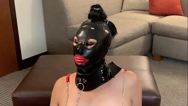 Hotte sumisa hot wife receiving a hot cumshot all over her latex mask and saying I'm your whore varme filmer