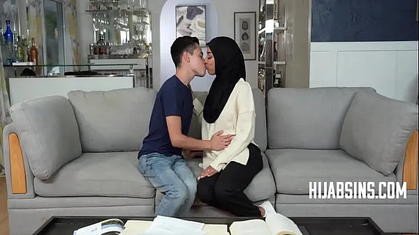 热Teen In Hijab Gives Into Temptation温暖的电影