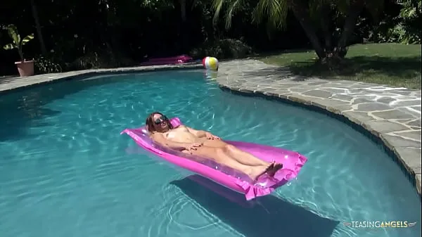 Gorące Topless sunbathing gets this brunette babe to masturbate in front of her big cock boyfriendciepłe filmy