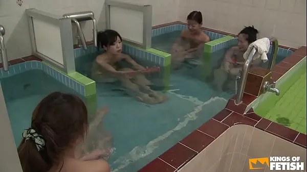 Vroči Japanese babes take a shower and get fingered by a pervert guy topli filmi