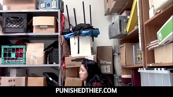 Kuumia PunishedThief - Chubby Girl Thief Monica Sage Deepthroat a Huge Cock For Stealing lämpimiä elokuvia