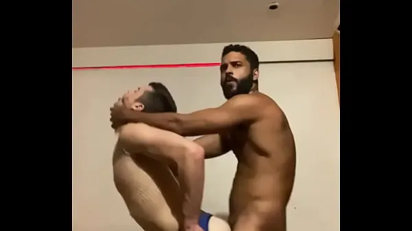 Hotte Taking advantage of the empty room to fuck at the party varme filmer