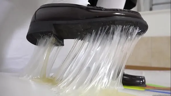 뜨거운 Sticky adhesive tape keeps shoes off the floor 따뜻한 영화