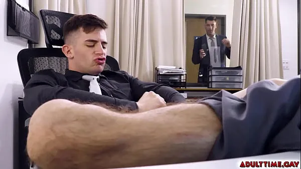 Hete Trevor Brooks masturbates while working in the office, fapping his dick unaware that his boss, Jordan Star catches him in the act warme films