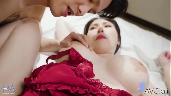 La jolie chinoise chaude Xu Xiaoxin aux gros seins se fait baiser dans diverses positions Films chauds