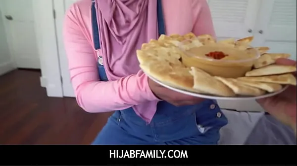 Nóng HijabFamily - Chubby Girl In Hijab Offers Her Virginity On A Platter - POV Phim ấm áp