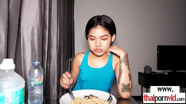 Nóng Petite small titted amateur Thai teen Namtam feeding her hungry asian pussy Phim ấm áp