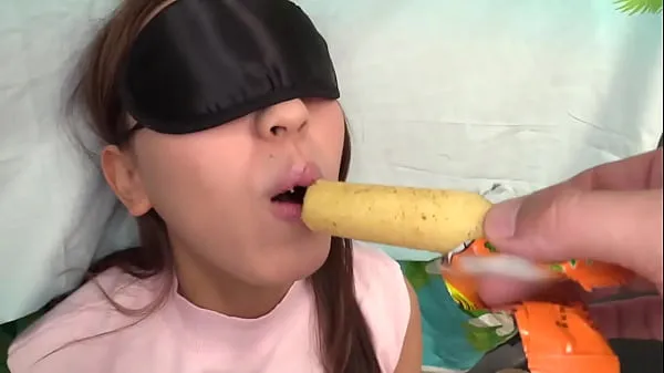 If she can guess all the contents of her mouth while blindfolded, she gets a prize! Mai is 20 years old and a modern gal who takes up the mission! She can tell the taste of a bar Filem hangat panas