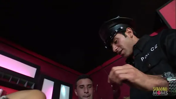 Vroči Army babe gets talked into fucking with two guys in the strip club topli filmi