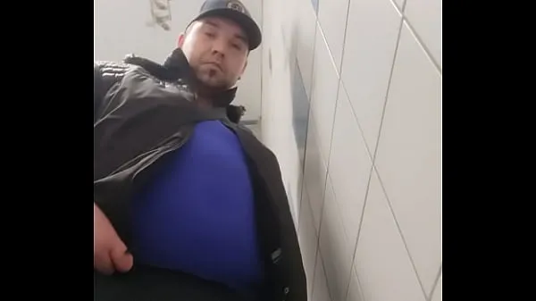 Vroči Chubby gay dildo play in public toilet topli filmi