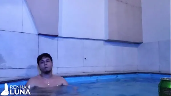 Film caldi Troia in piscina con due pompini icaldi