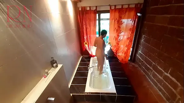 Heiße Gucken. Voyeur. Hausfrau wäscht sich in der Dusche mit Seife, rasiert ihre Muschi in der Badewannewarme Filme
