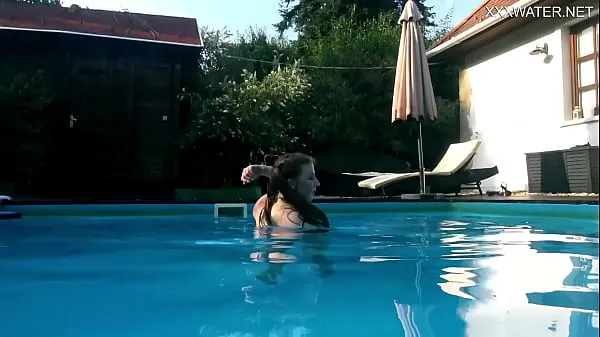 Καυτές Marfa is too hot and horny in the public swimming pool ζεστές ταινίες