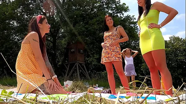 Vroči Party Girls Outdoors No Panties and with Lingerie in Miniskirt and Short Sun Dress Try On with Twister Game Play topli filmi