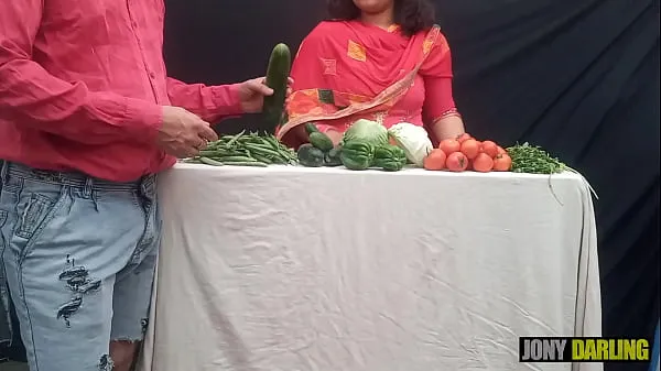 Heiße Gemüseverkäufer wurde auf dem Markt vor allen gefickt, xxx indisches echtes Desi-Sex-Videowarme Filme