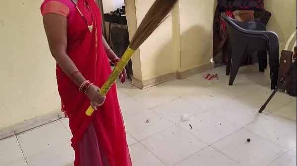 Desi Bhabhi fucks with her boss while sweeping Film hangat yang hangat