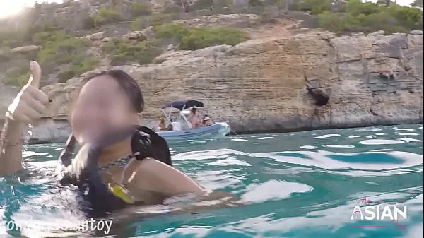 Vroči REAL Outdoor public sex, showing pussy and underwater creampie topli filmi