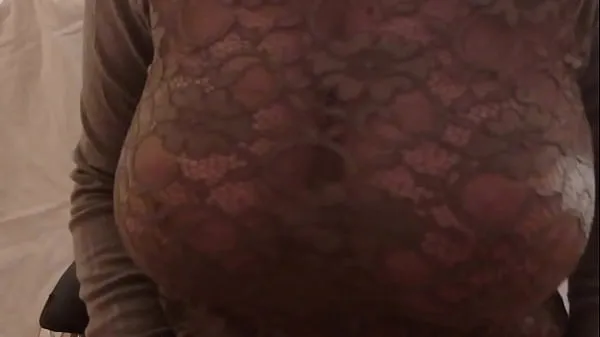 Heiße Brüste in einem durchsichtigen Sweatshirt an der Universität - DepravedMinxwarme Filme