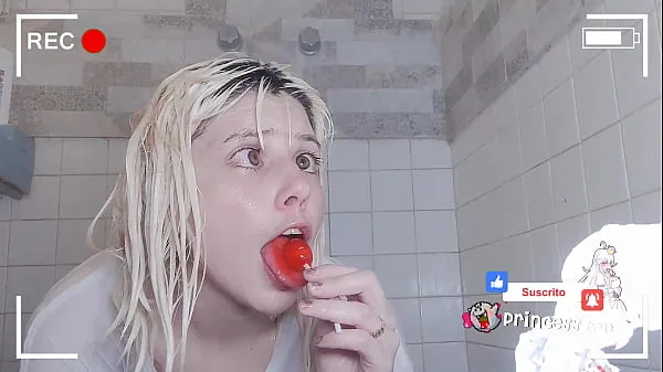 Wet t-shirt with lollipop in the shower Films chauds