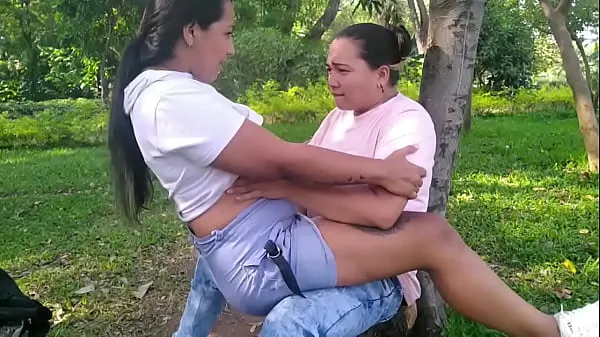 Gorące Michell and Paula go out to the public garden in Colombia and start having oral sex and fucking under a treeciepłe filmy
