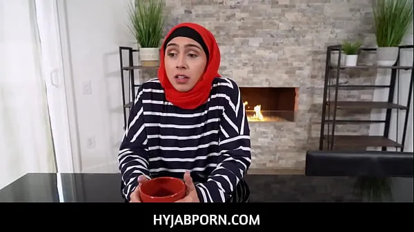 ホットな Arab MILF stepmom with hijab Lilly Hall deepthroats and fucks her stepson 温かい映画