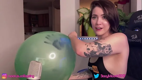Populárne Inflating a big green baloon horúce filmy
