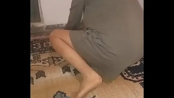Películas calientes Mujer turca madura limpia la alfombra con sexys calcetines de tul cálidas