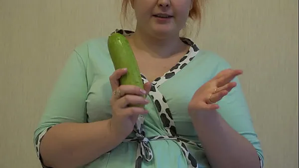 Hotte A fat MILF puts a big zucchini in her hairy cunt and fucks to orgasm varme filmer